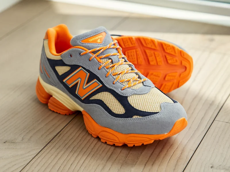 Retro-Runner in Grau, Navy und Orange auf hellem Holzboden