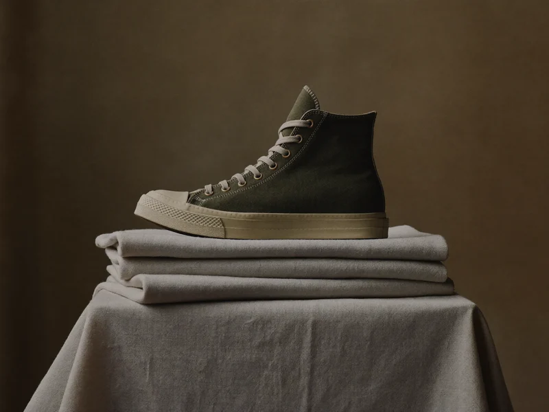 Hoher olivfarbener Canvas-Sneaker auf ungemustertem Leinenstoff